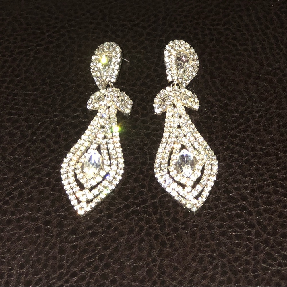 💎 Sparkly Earrings and Crown Pin 👑 - Picture 3 of 5